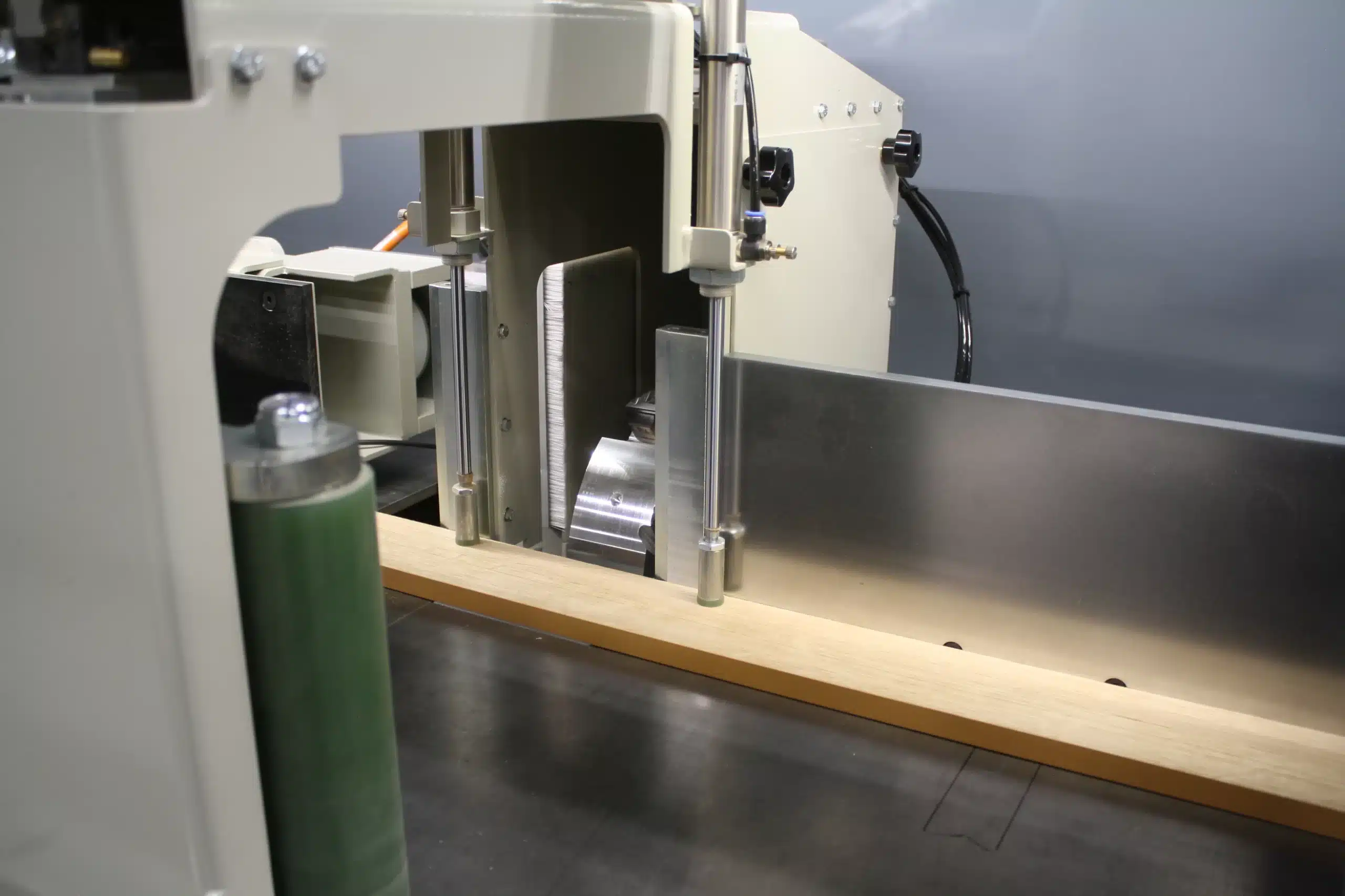 Vertical cutting unit to make cut out in back edge