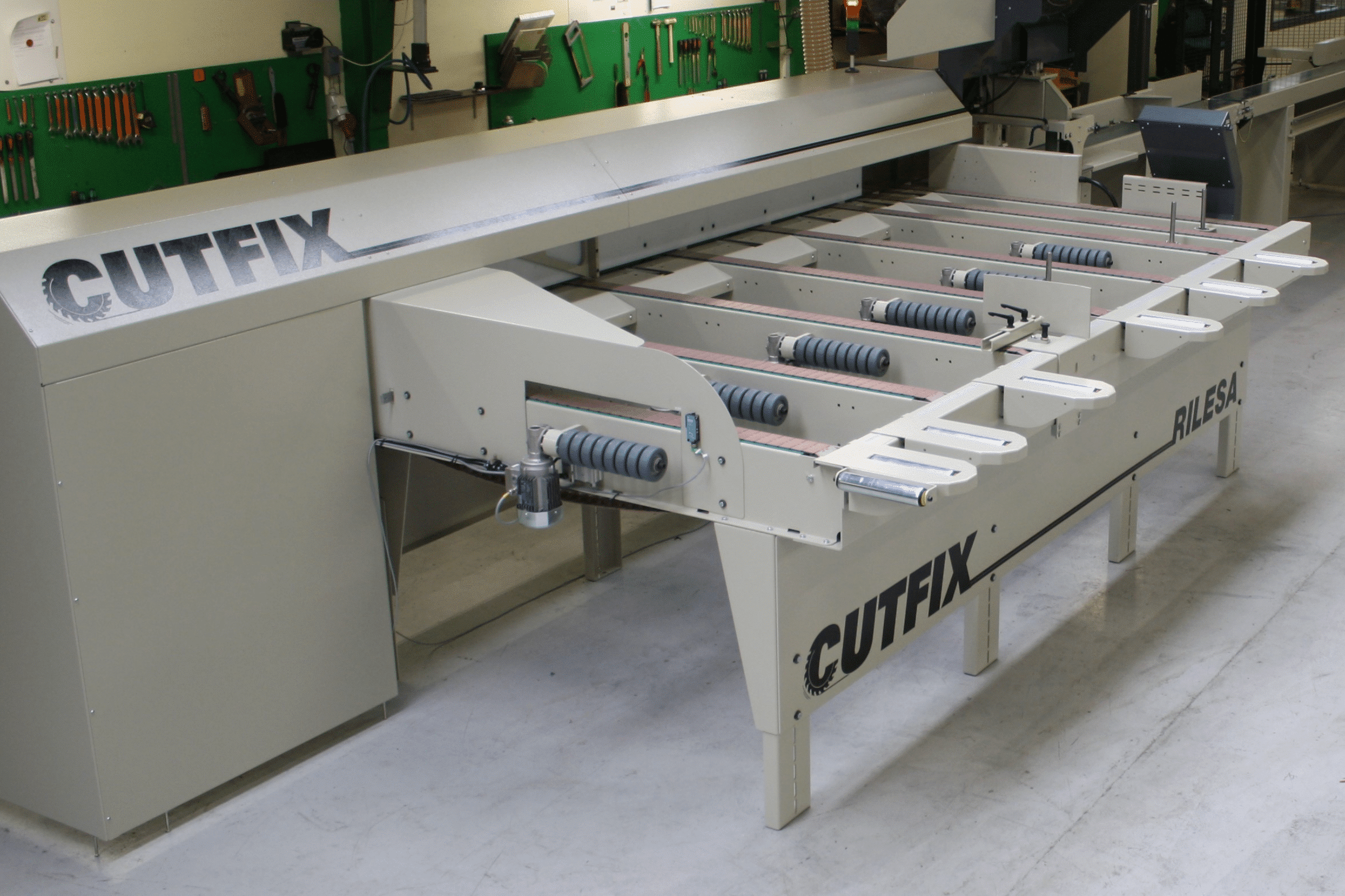 Infeed rollers to buffer table from other machines